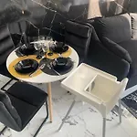 By Radecka Zarembowicza Lotnisko شقة